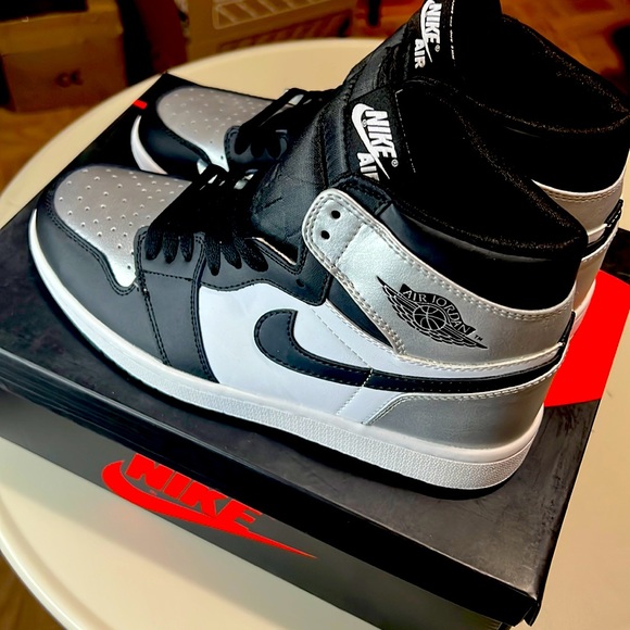 Jordan Other - AIR JORDAN 1 RETRO
HIGH OG
CD0461 001
B"
8722355208
GOLD/SILVER
6
1
4
ORIARGENT